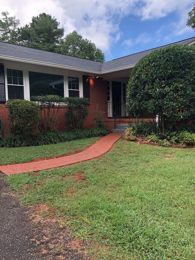3224 Robinhood Rd in Winston-Salem, NC - Building Photo - Building Photo