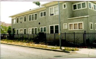 3001 Kenwood Ave in Los Angeles, CA - Building Photo