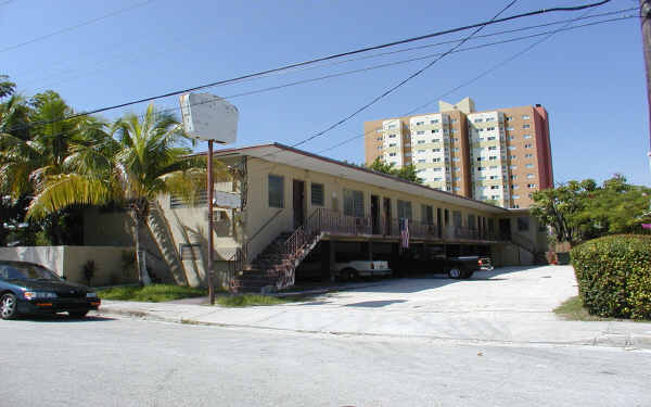 145 SW 11th St in Miami, FL - Building Photo