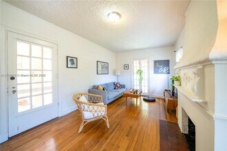 902 Salzedo St, Unit 2 in Coral Gables, FL - Building Photo - Building Photo