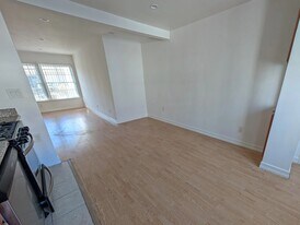 1051 S Wooster St in Los Angeles, CA - Building Photo