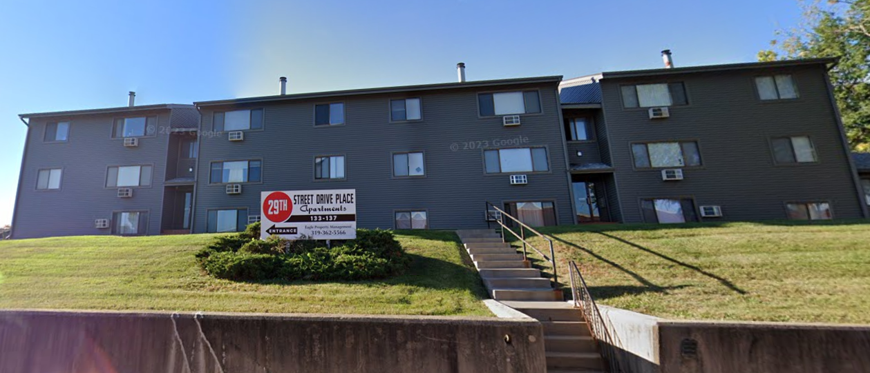 Street Drive Place Apartments in Cedar Rapids, IA - Foto de edificio