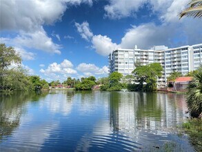 1300 NE Miami Gardens Dr in Miami, FL - Foto de edificio - Building Photo