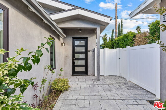 11033 Hatteras St in Los Angeles, CA - Building Photo - Building Photo