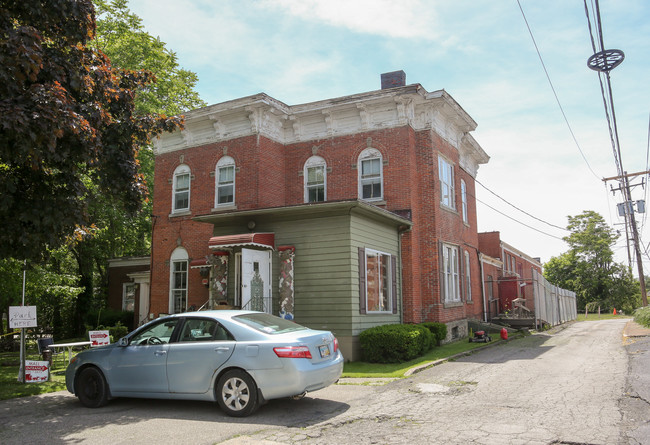 162 S Broadway Ave in Geneva, OH - Building Photo - Building Photo