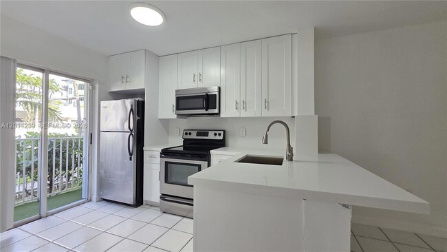 2575 SW 27th Ave in Miami, FL - Foto de edificio - Building Photo