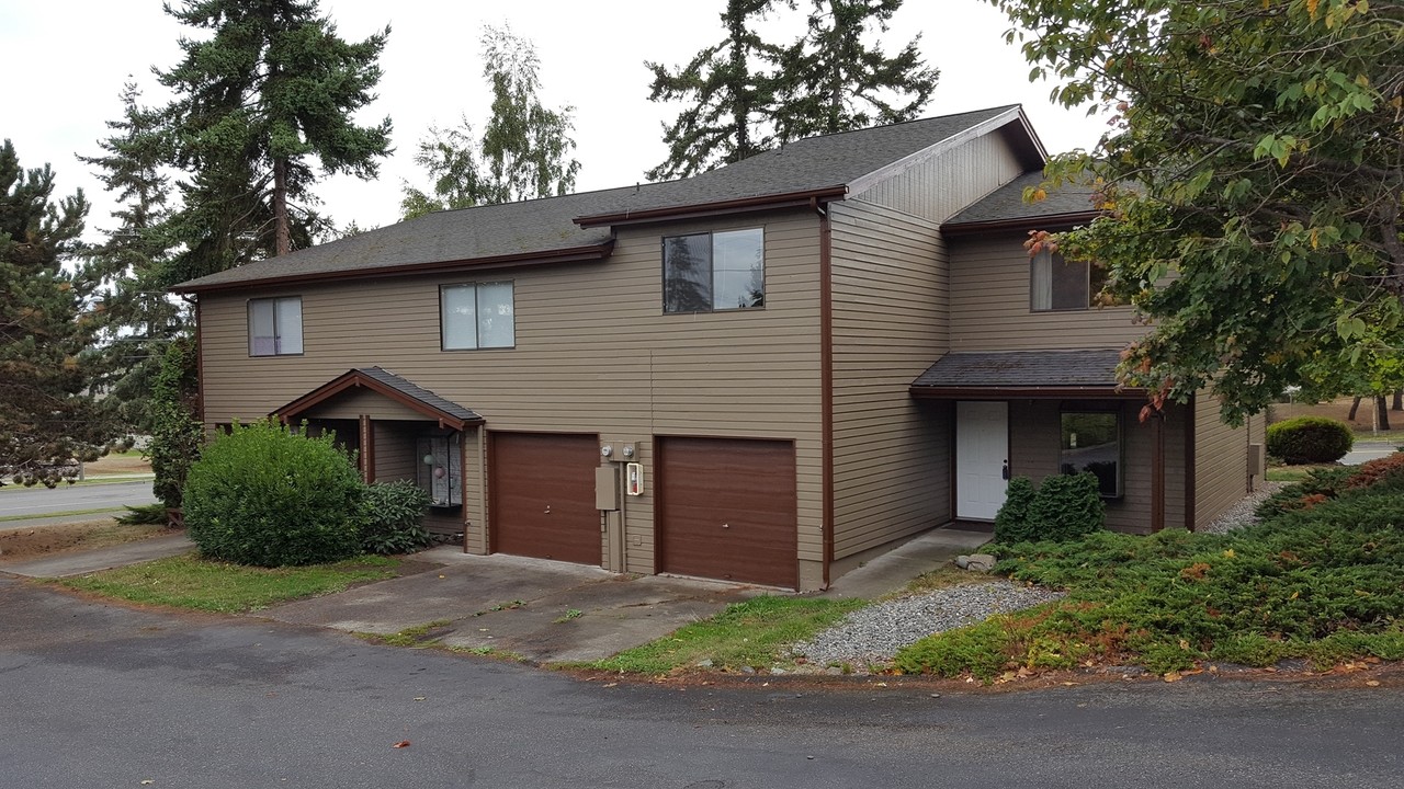 Excellent Investment Property in Oak Harbor, WA - Building Photo