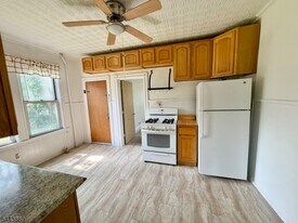 4 Swaine Pl in West Orange, NJ - Building Photo