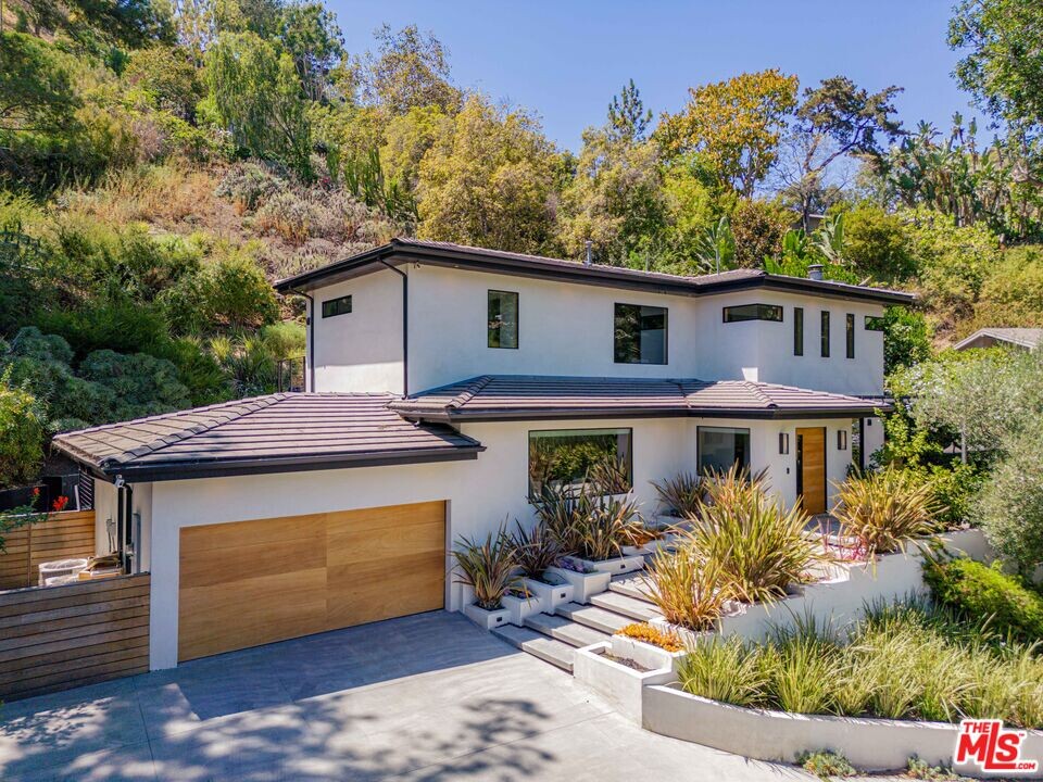 2435 Outpost Dr in Los Angeles, CA - Building Photo