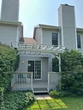 93 Sandalwood Ln in Rhinebeck, NY - Foto de edificio - Building Photo