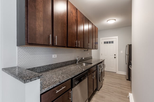 705 W Brompton Ave, Unit 3