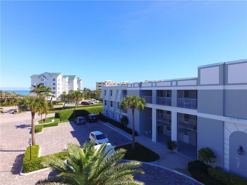 2743 Ocean Dr in Vero Beach, FL - Foto de edificio