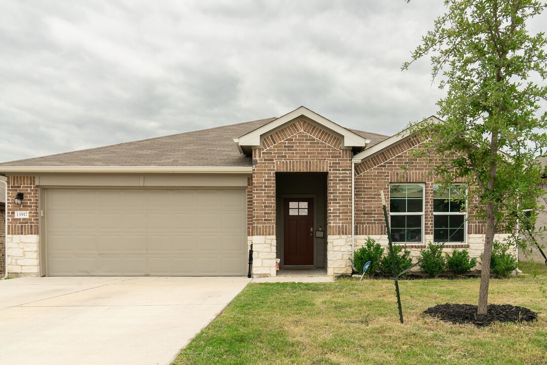 13917 Allan Shivers St in Manor, TX - Building Photo