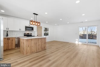 68 Daffodil Ln in Levittown, PA - Building Photo - Building Photo