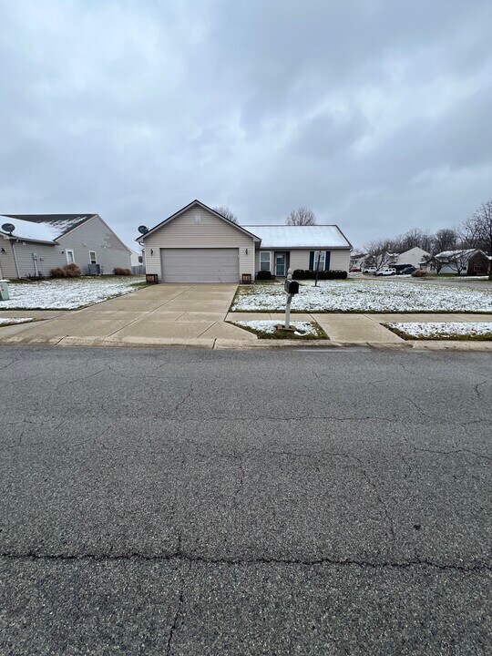 9 Lynn Ct in Pittsboro, IN - Building Photo