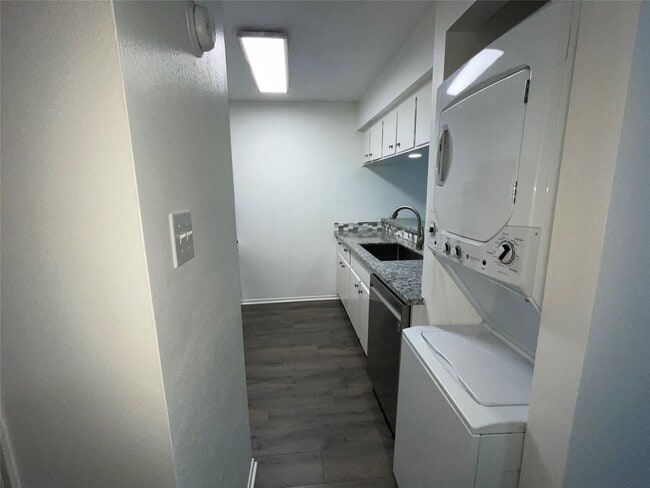 property at 1110 W Tri Oaks Ln