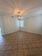 1064 Golden Cane Dr in Weston, FL - Building Photo - Building Photo