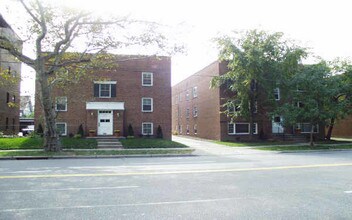 2668-2672 Mayfield Rd in Cleveland Heights, OH - Foto de edificio - Building Photo