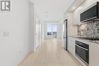 60 Central Park Roadway in Toronto, ON - Building Photo - Building Photo