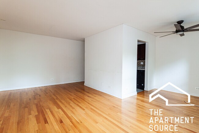 3710 N Pine Grove Ave in Chicago, IL - Building Photo - Building Photo