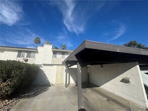 518 Delfern Ln in Las Vegas, NV - Building Photo - Building Photo