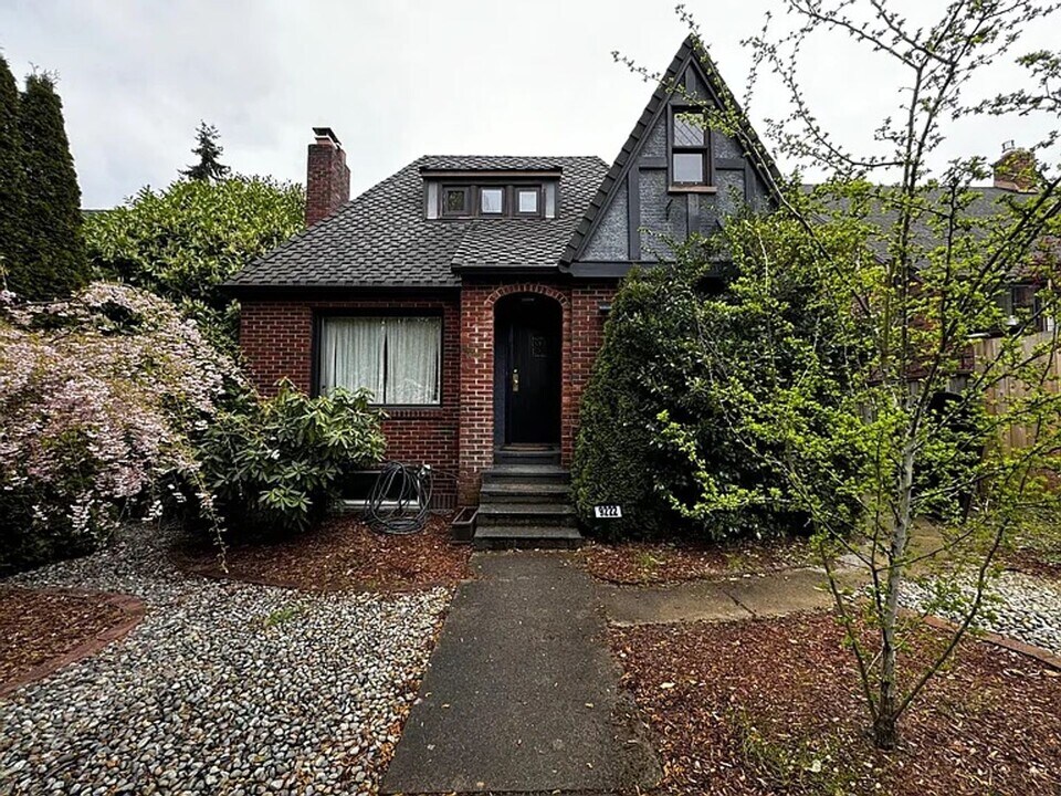 9222 35th Ave SW in Seattle, WA - Building Photo