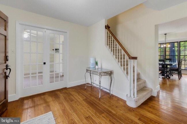 property at 20 Lakeside Ln