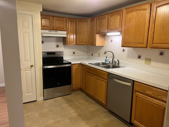 688 Boston Post Rd E, Unit 223 in Marlborough, MA - Building Photo - Building Photo