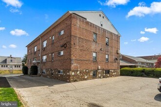 1714 Rhawn St in Philadelphia, PA - Foto de edificio - Building Photo