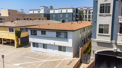 1611 Brockton Ave in Los Angeles, CA - Building Photo - Building Photo