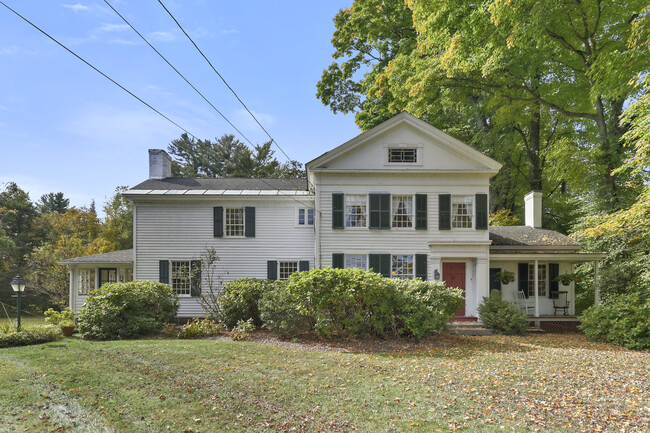 102 Main St in Sheffield, MA - Foto de edificio - Building Photo