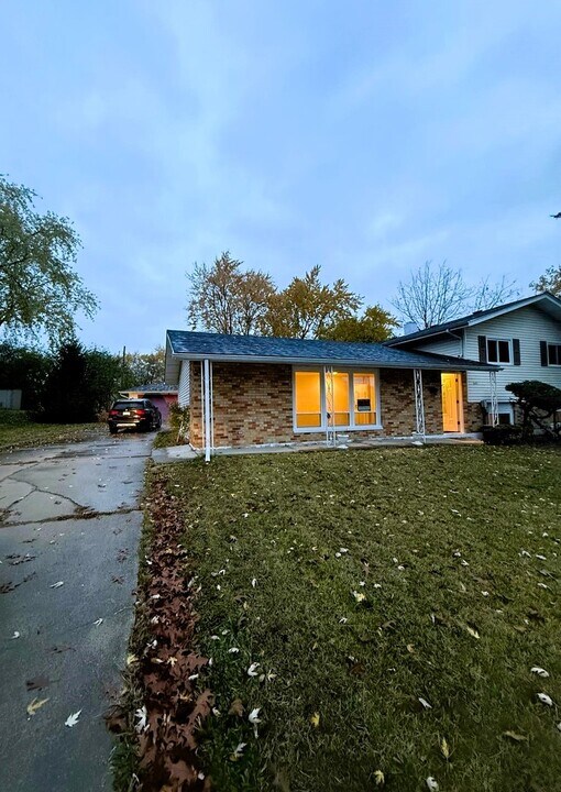 1440 Gentry Rd in Hoffman Estates, IL - Foto de edificio