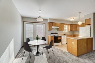 Deer Creek Crossing in Garrett, IN - Foto de edificio - Building Photo