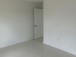 2409-2411 Churchill Ave N, Unit 2411 in Lehigh Acres, FL - Foto de edificio - Building Photo