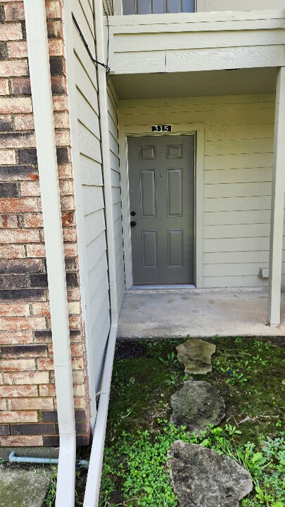 2200 E Trinity Mls Rd in Carrollton, TX - Foto de edificio