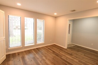 12511 Ella Lee Ln in Houston, TX - Building Photo - Building Photo