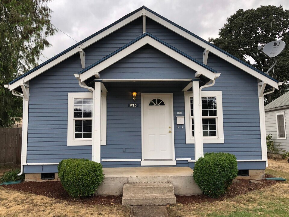 935 SW Ellis St in Dallas, OR - Building Photo