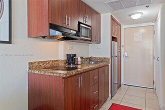 19201 Collins Ave, Unit 1034 in Sunny Isles Beach, FL - Building Photo - Building Photo