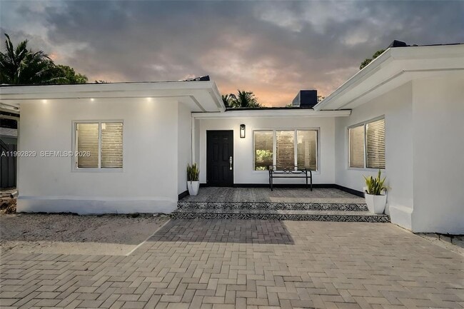 8390 SW 64th St in Miami, FL - Foto de edificio - Building Photo