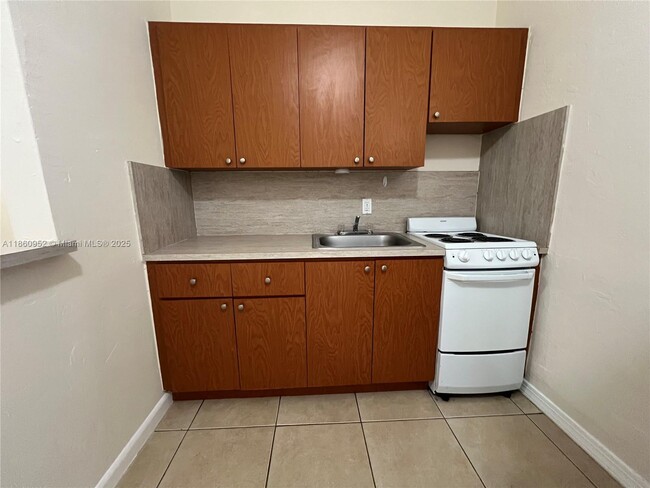 690 NE 85th St in Miami, FL - Building Photo - Building Photo