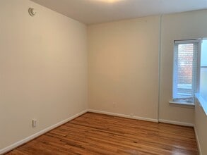 937 Lombard St, Unit 102 in Philadelphia, PA - Building Photo - Building Photo