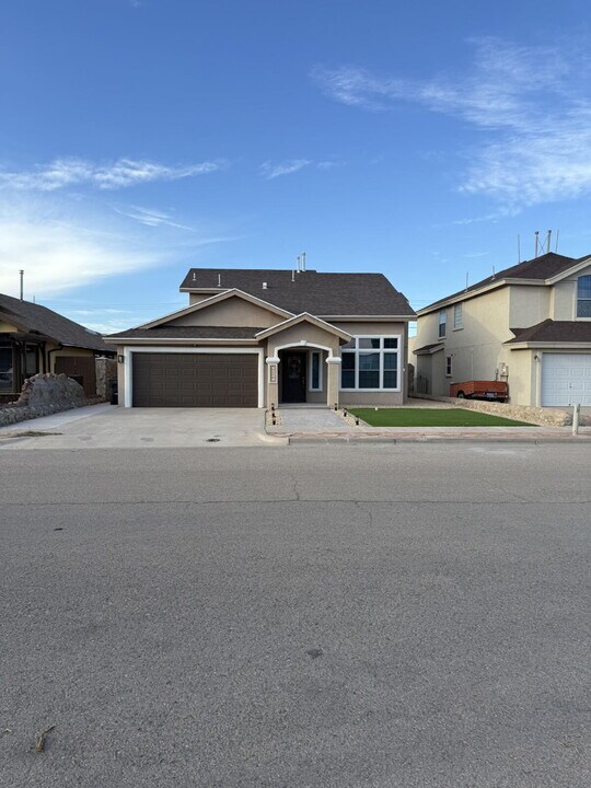 12253 Holy Springs Ct in El Paso, TX - Foto de edificio