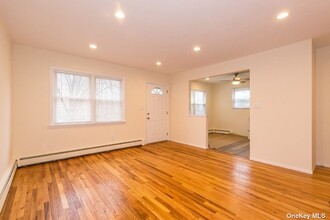 41 Yennicock Ave in Port Washington, NY - Building Photo - Building Photo