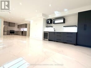 155 Lake Promenade in Toronto, ON - Building Photo - Building Photo