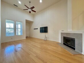 1343 Wayne Way in San Mateo, CA - Building Photo - Building Photo