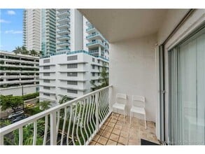 677 NE 24th St, Unit 207 in Miami, FL - Foto de edificio - Building Photo