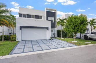 10373 NW 68th Terrace in Doral, FL - Building Photo - Building Photo
