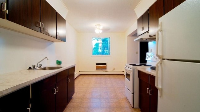 Hillcrest in Prince Albert, SK - Building Photo - Interior Photo