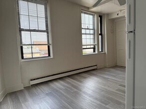 2-8 Audrey Ave in Oyster Bay, NY - Foto de edificio - Building Photo