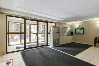 Woodlands Manor in Calgary, AB - Building Photo - Building Photo